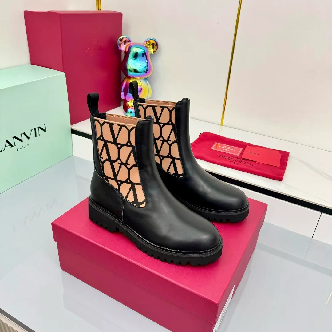 👟👟Ex-factory price 620👟👟 Valentino. Valentino counter’s latest series of V-style short boots with rivets and metal elements. The upper foot is luxurious and gorgeous. The details are perfect. Exquisite and durable. Can be matched with beautiful clothing in spring, summer, autumn and winter. Fabric: Original customized calfskin upper with metal plating brand exclusive rivet buckle that will never oxidize and fade. Original cowhide lining. Feet. Original molded Logo wear-resistant velvet rubber combination outsole. SIZE: 35 to 40. (41 can be customized and cannot be returned or exchanged) Equipped with original packaging at the counter!